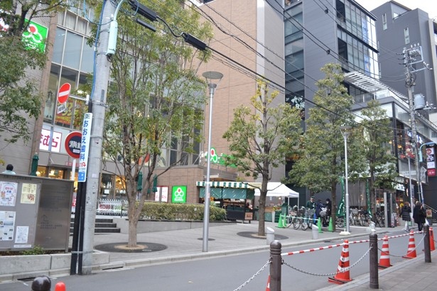 茗荷谷駅前は、スーパーやカフェ、ファミレスなどがそろう