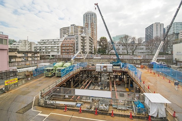 渋谷に2017年春誕生する複合施設の建築現場。現在は基礎部分の工事が行われている