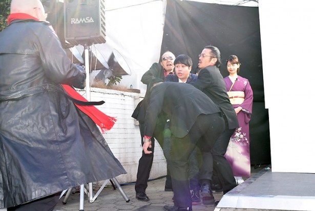 登場早々、強面の男たちが井上を襲撃！