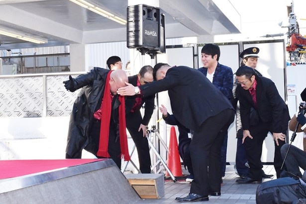 訳も分からないまま、花道に連れてこらえる羽目に
