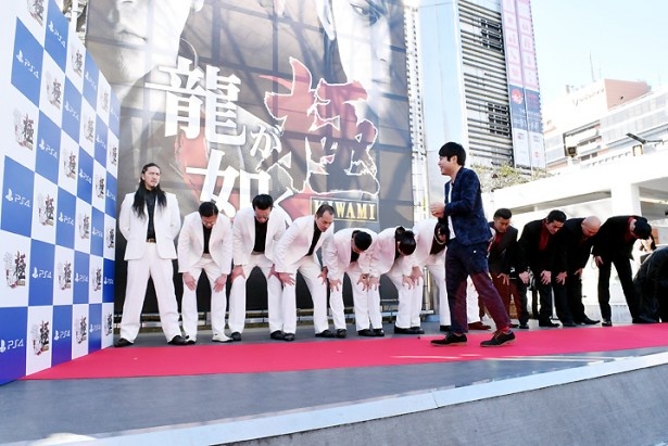 「突然殴りかかって来られると思い、ビクビクしながら歩きました」と井上はコメント