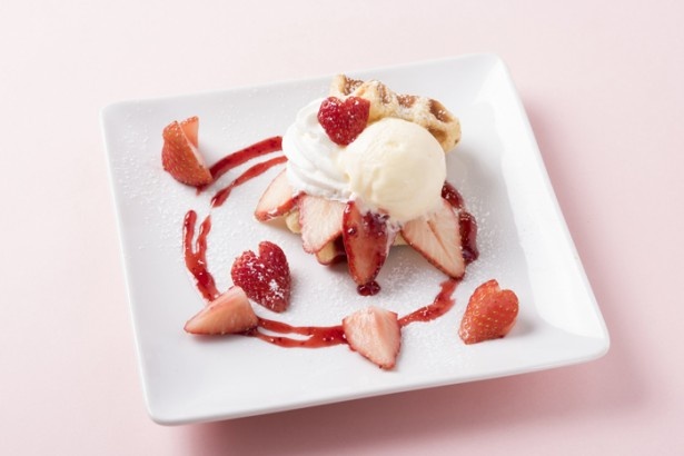 AROUND TABLE「とちおとめのバニラストロベリーワッフル」(1日15食限定・680円)イチゴ本来の味を堪能できる