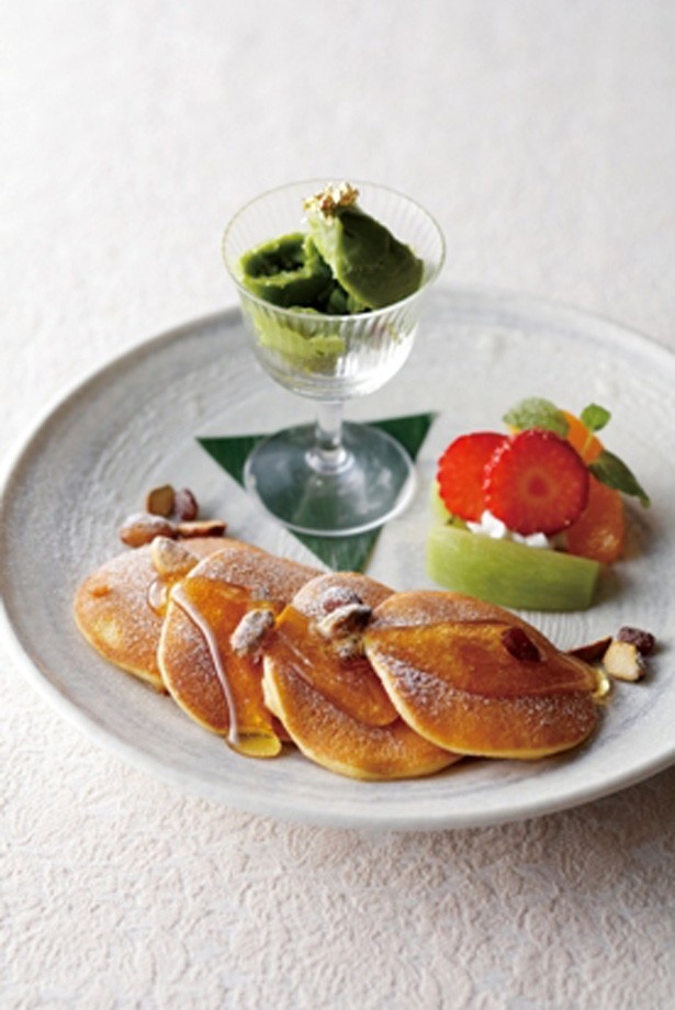 きょうど料理亭 杉ノ目では、和テイストのパンケーキにさっぱち蜂蜜を合わせた「お醤油香る和パンケーキ さっぱち蜂蜜を添えて」(800円、サービス料別)を提供