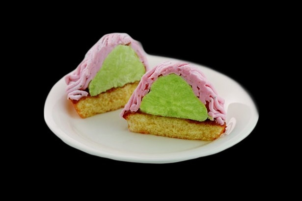 なめらかな口どけの抹茶クリームと桜あんクリームの味のハーモニーを楽しんでみて！