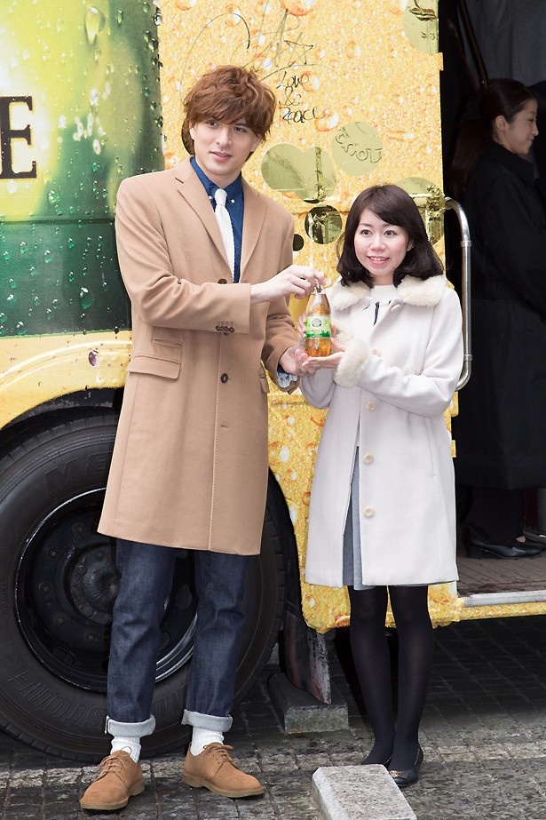 参加者には城田から直接、ジンジャーエールが手渡された