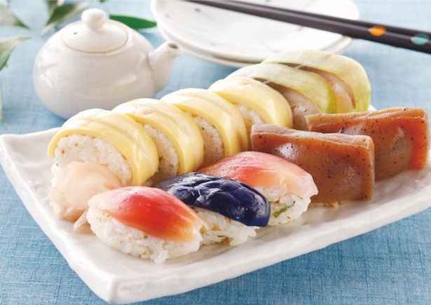 「土佐料理 味覚」では、写真の「よさこい弁当」(1350円)や、「竹の子姿寿司」(100g当たり・351円)を販売する