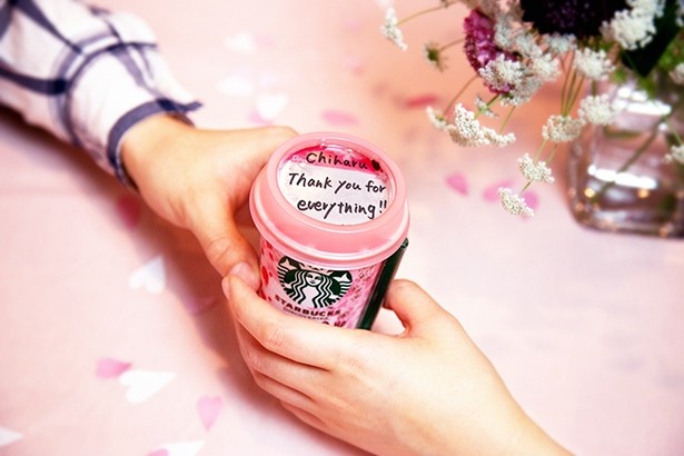 【写真を見る】スターバックスブランドのチルドカップ飲料にメッセージを書いて相手に渡す「Sharing Starbucks Discoveries」キャンペーン