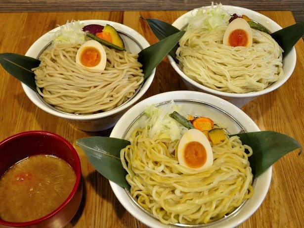 麺は「小麦のエスプレッソ」（左）「空飛ぶ小麦」（中央）「小麦の大吟醸」（右）とそれぞれ個性的