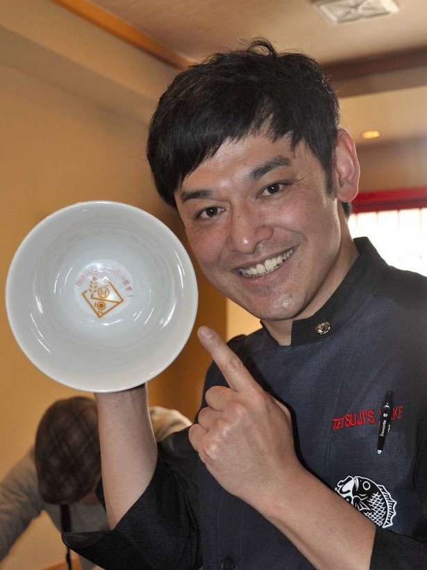 鉢の底に「おめでとうございます！」と書いてあれば、オリジナルタオルがもらえる。その他、来店者全員にオリジナルのレジャーシートも（なくなり次第終了）