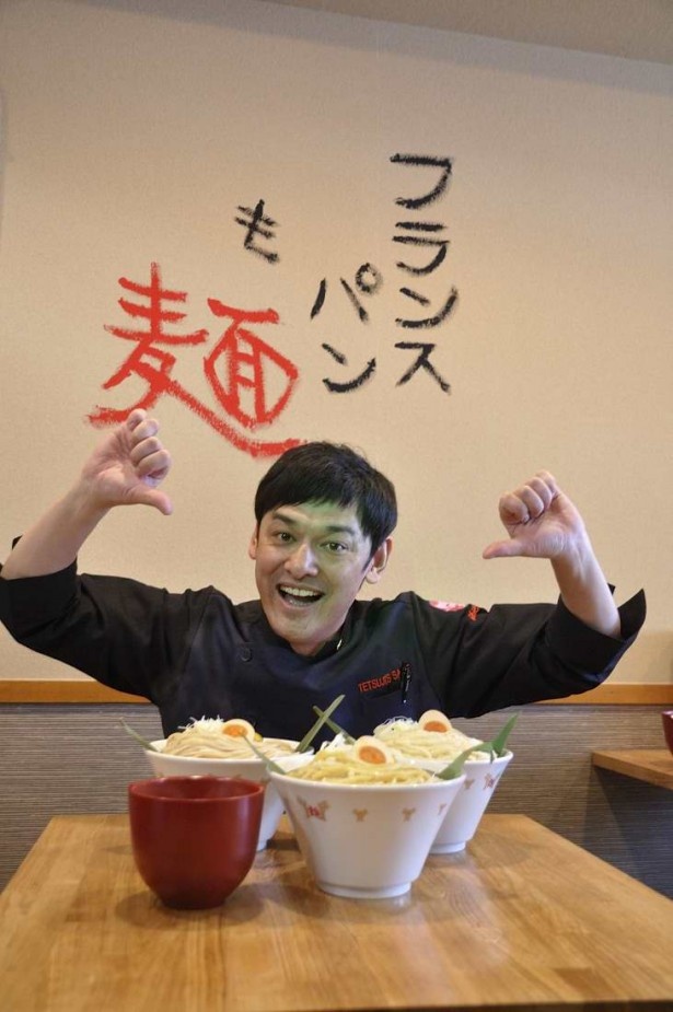 3種類の麺を前に「麺は三股までOK」と、笑いを取るてつじ