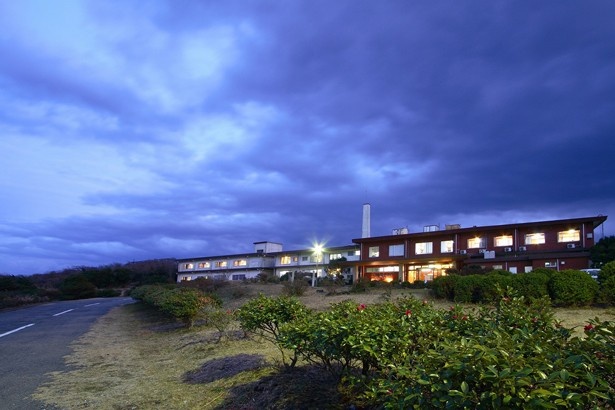 三原山温泉を擁する大島温泉ホテルは、伊豆大島のほぼ中央に位置