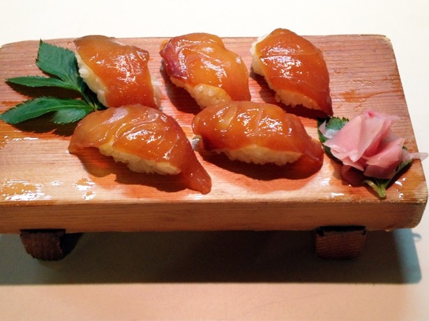 つやつやした外見からべっこう寿司という名が付いた。伊豆大島を代表する郷土料理だ