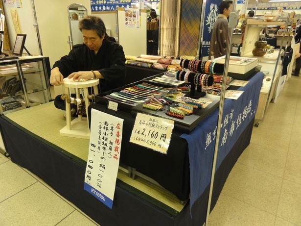 「花を織り込んだ組ひもで被災地に花を咲かせたいと思った」と話す山内秀幸さん