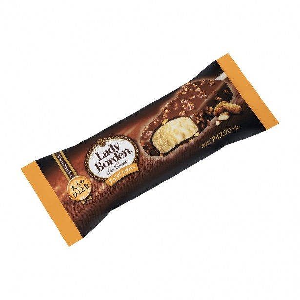 濃厚なバニラアイスを、香ばしいナッツとビターなチョコレートで包んだアイスバー「大人のひととき レディーボーデン チョコナッツバー」(税抜100円前後)