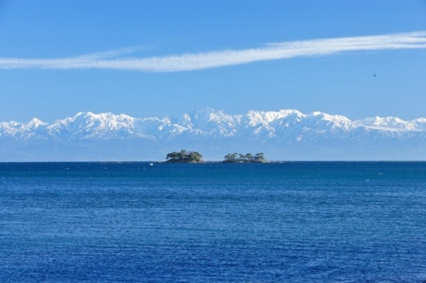 富山湾越しに望む立山連峰の絶景