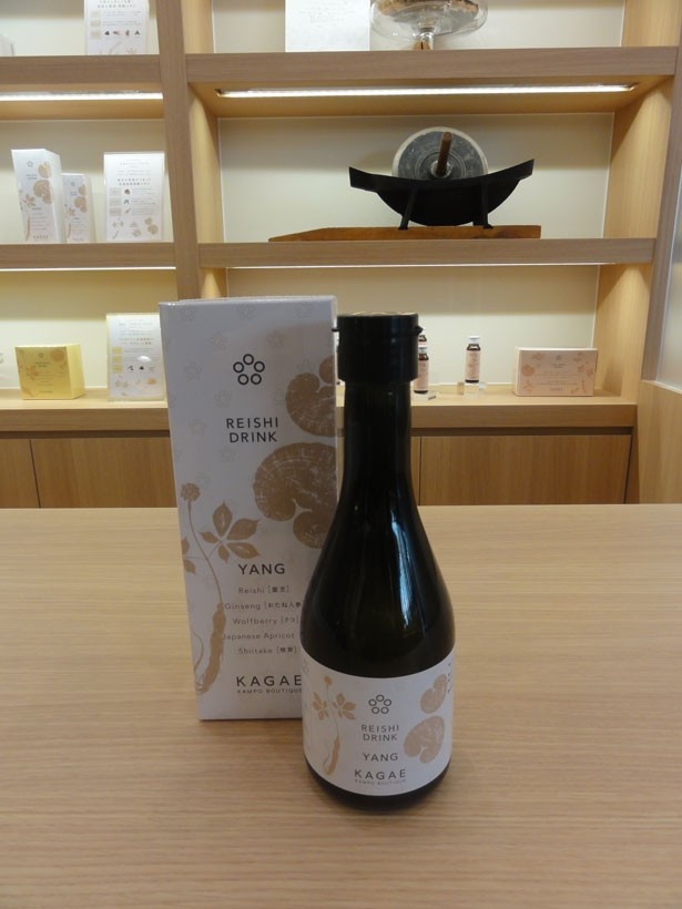霊芝やクコなどの上薬が入った「レイシ ドリンク」(100ml9,720円、300ml27,000円)は、同ブランドの中で一番人気。良薬は口に苦し!?