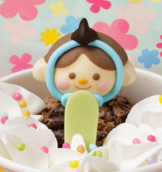 チョコレートでできた笏を持った姿の「ひなだんかざり」のおびな