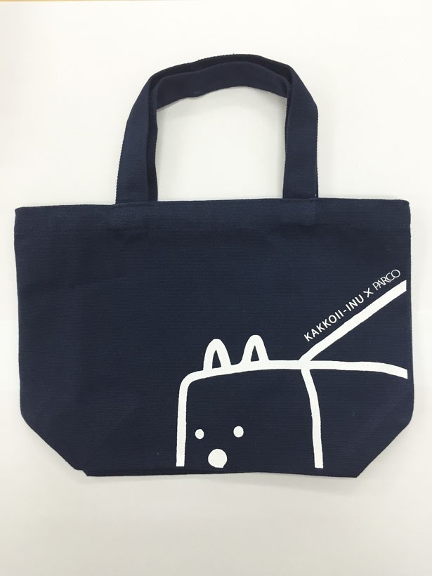 会場では、展覧会オリジナル限定コラボ商品を販売。写真はランチトート(1296円)