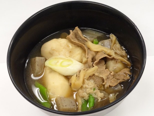 東北地方の郷土料理「芋煮」(500円)も楽しめる