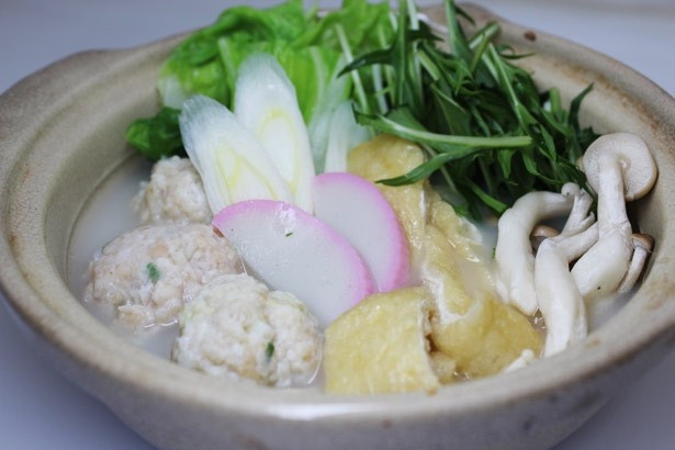 “コンセプト鍋”エリアで提供される、「鶏つみれ白湯(パイタン)鍋」(900円)。鶏ガラと豚骨の旨味を凝縮したスープが美味！