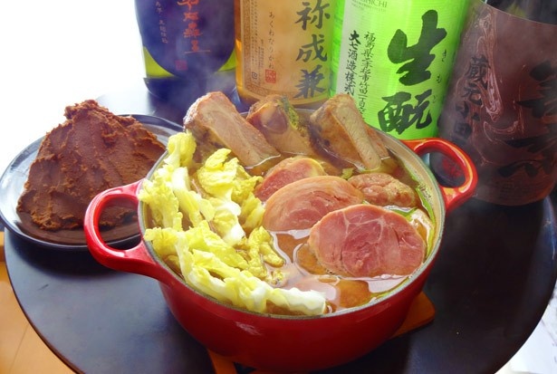 豚スネ肉と骨付あばら肉を、“つむぎ味噌”で煮込んだ「天然醸造つむぎ味噌の二種豚鍋」(800円)