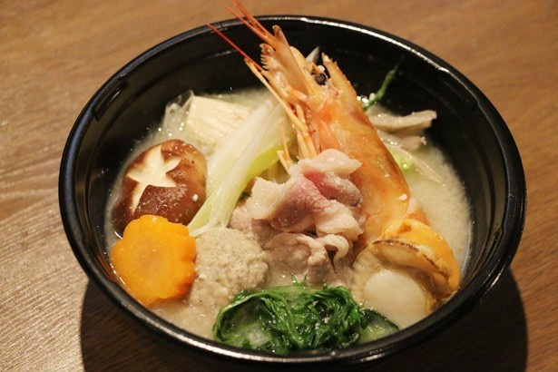 霧島豚の他、有頭エビやホタテが入った「白雪鍋」(1000円)。小西酒造の日本酒醸造過程で生まれる、酒粕を使用している