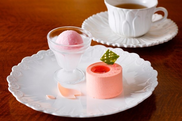 セットのドリンクには桜をイメージしたブレンドティーも選べる！「SAKURAケーキセット」（1,600円）