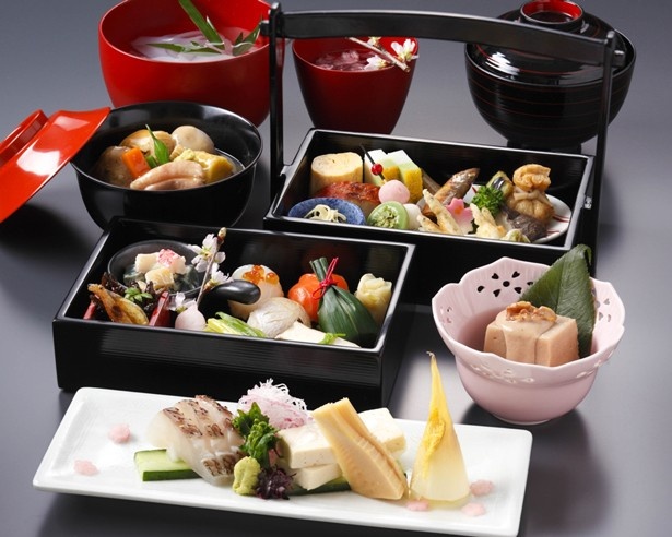 約25品も味わえる「お花見べんとう」（4,300円）は春ならではの彩りと味！