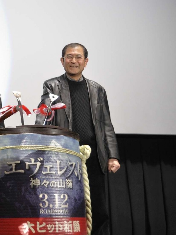 鏡開きで笑顔を見せる平山秀幸監督