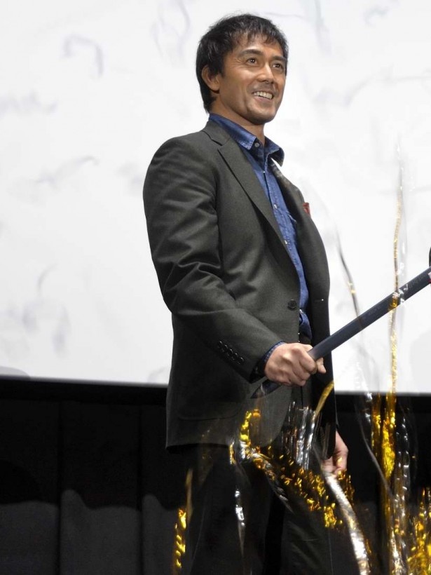 作品にちなみ、ピッケルを使って鏡開きが行われると、金銀のテープが飛び、会場はお祝いムードに包まれた