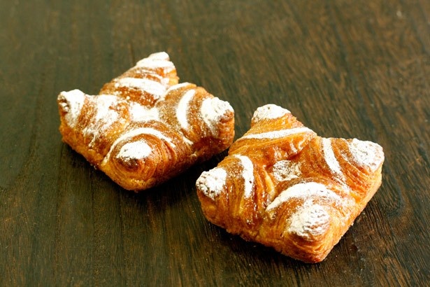 フランスの伝統菓子“ガレットブルトンヌ”に、クイニィアマン生地をのせて焼き上げた「デュオブルトンヌ」(303円)  ※一部取り扱いのない店舗あり