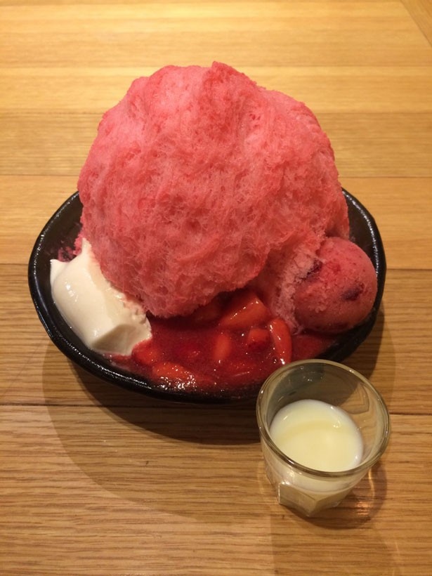 食べる前からイチゴの香りが充満するイチゴかき氷(1,400円)