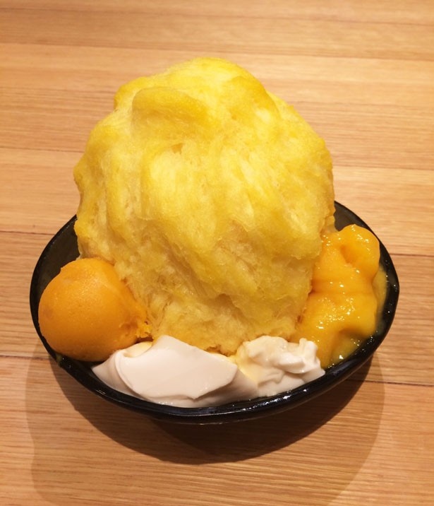 マンゴーそのままの味を凝縮した氷を使っているので、かき氷とは思えない濃厚な味わい