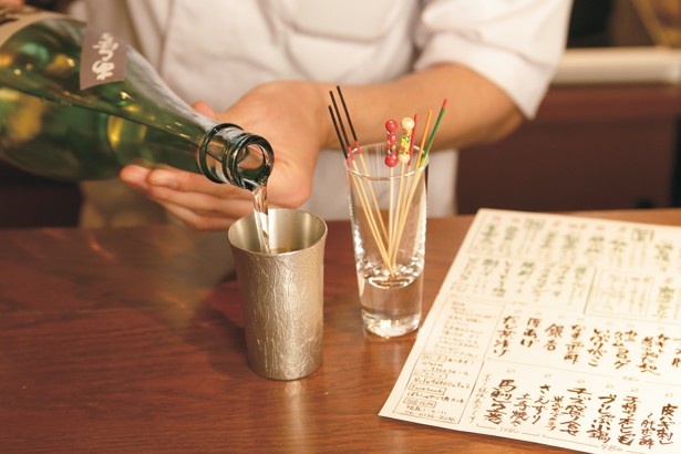 【写真を見る】酒は黒、その他の料理は値段によって異なる色の串が置かれるため、串の色で会計が一目瞭然！「ぽんしゅや 三徳六味」