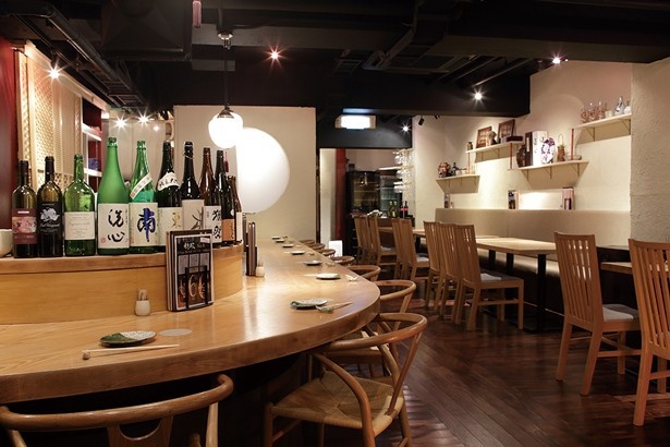 カウンターとテーブルだけでなく、個室や座席もある広々とした店内。「Kai本店 醸す」