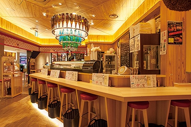 白木を用いた店内は、酒造りの麹を仕込む部屋「麹室」をイメージしている。「梅田麹室 豊祝」
