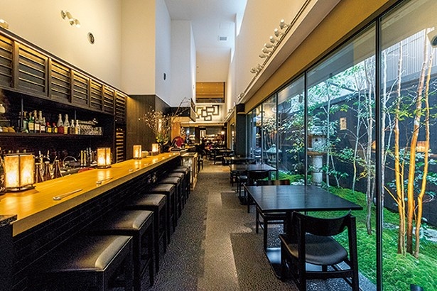 中庭が眺められる店内に加え、開放感あふれるテラスにも12席ある。「京都 中之光庵」