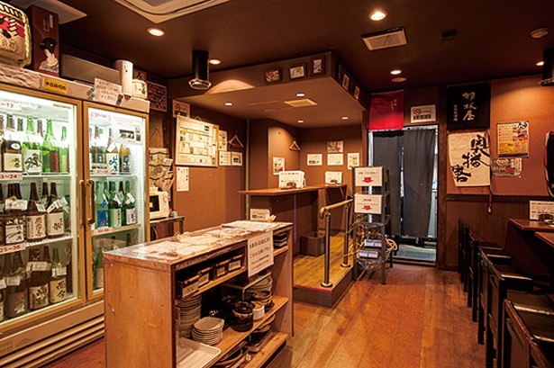 店内には、日本酒の基礎知識などが書かれたパネルがずらり。初心者でも安心だ。「日本酒センター ニューキタノザカ」