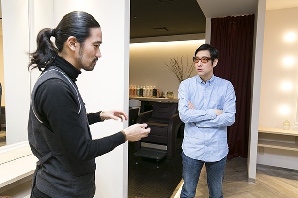 ウォーレン・トリコミ ニューヨーク店長の寺田さん(写真左)に熱心に話を聞く小宮山雄飛
