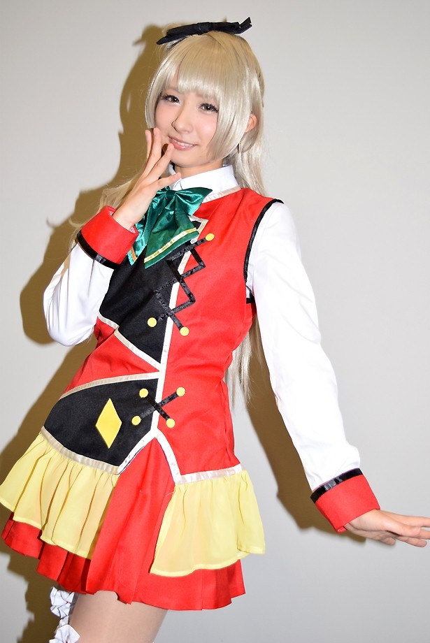 【写真を見る】ダンスチーム「ラブライズ！」のメンバーであり、「ラブライブ！」の南ことりに扮する雪さん
