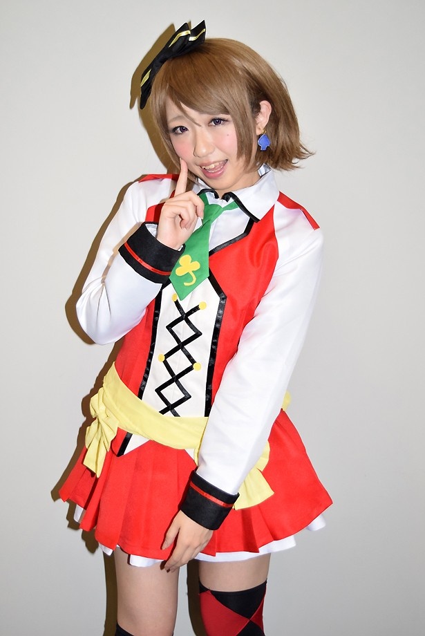 ダンスチーム「ラブライズ！」のメンバーであり、「ラブライブ！」の小泉花陽に扮するのらさん