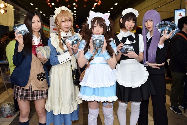 左より、コスプレイヤーのいろりさん、黒子ききさん、萌香さん、璃波さん、泉れおなさん