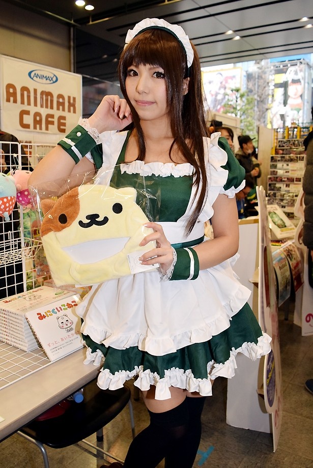 オリジナルのメイド衣装を着こなし、ブースを彩るたまえさん