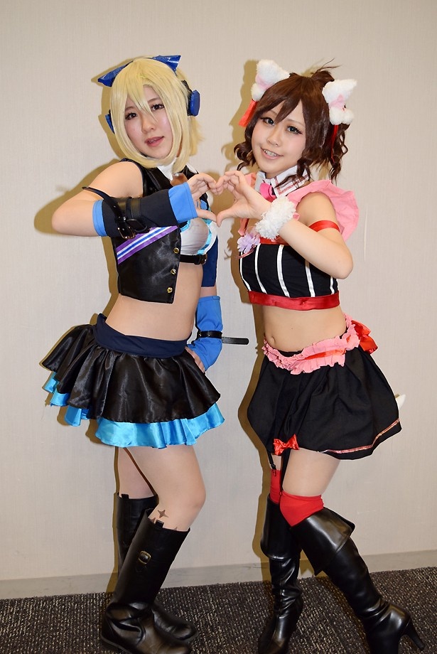 「アイドルマスター シンデレラガールズ」の多田李衣菜に扮する天春湊音さん(写真左)と、前川みくに扮する佐倉ヒロさん(写真右)