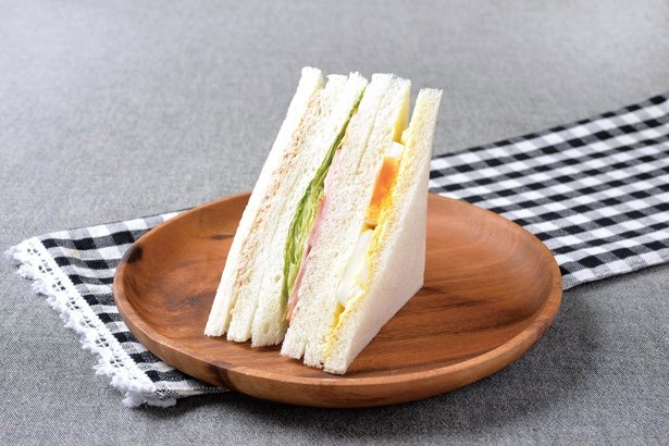 サンドイッチ商品の中で人気ナンバー1を誇る「ミックスサンド」(248円)。ロースハムを使用するなど、パンだけでなく具材もリニューアルしている