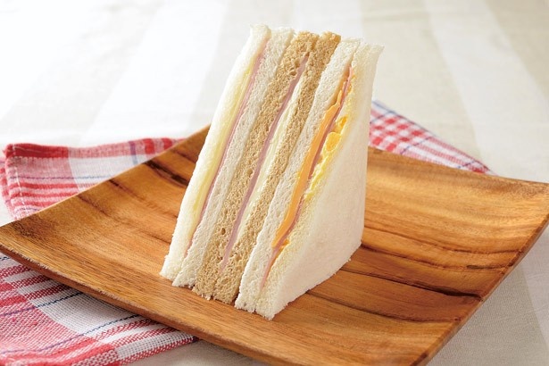 【写真を見る】チーズの存在感をアップさせた「3種のチーズとハムサンド」(260円)。ゴーダチーズにはペッパー入りのマヨネーズを用いて、アクセントを加えている