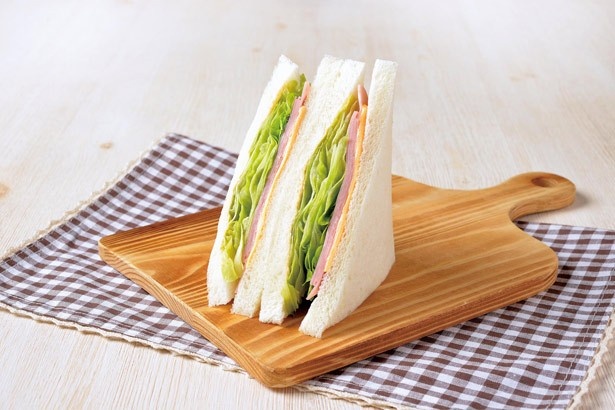 パンの端の方まで、レタスがたっぷり入っている「シャキシャキレタスハムサンド」(248円)