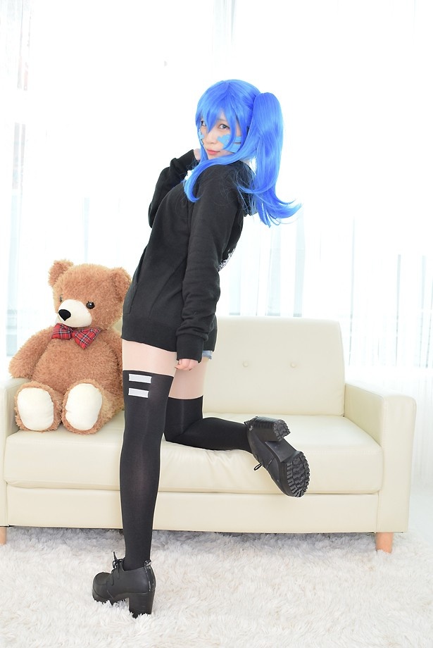 振り向く仕草も魅力的なReoNaさん