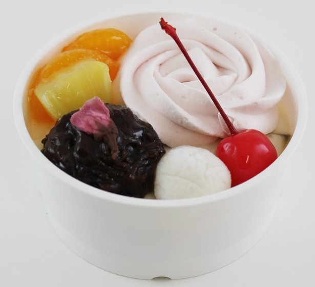 桜風味のクリームや桜の花の塩漬けと共に、フルーツのシロップ漬けをあしらった「シェリエドルチェ 桜香るあんみつ」(298円)