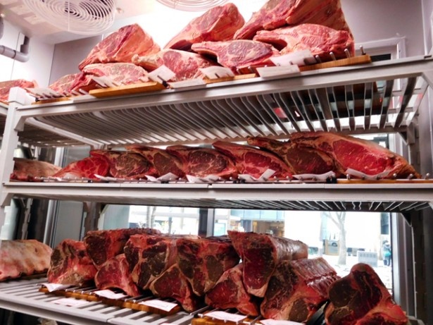 店内の冷蔵庫で保存されている熟成肉。最高の状態で提供できるよう温度管理されている